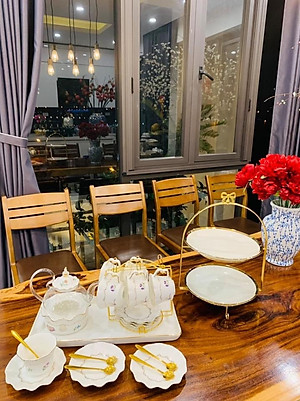 BỘ BÌNH THỦY TINH PHA TRÀ HOA KÈM ĐẾ CHÂM NẾN, 6 CỐC, KHAY ĐĨA SỨ XƯƠNG CAO CẤP VÀ GIÁ TREO KIM LOẠI MẠ VÀNG - ANTH685 ( GIAO HOA VĂN NGẪU NHIÊN )