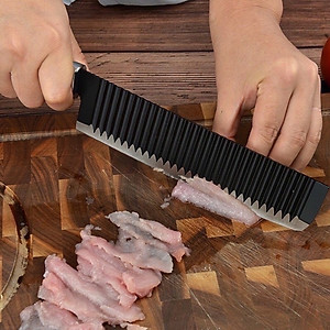 Dao bếp Nhật thiết kế gợn sóng giảm tiếp xúc với thực phẩm , chống dính ,không rỉ , sắc bén cán dao bọc cao su êm ái chống trơn trượt khi cầm 