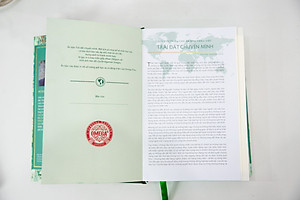 Trái Đất Chuyển Mình ( Bản Đặc Biệt - Bìa vải ) - Trạm Đọc phân phối