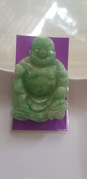 Mặt dây chuyền Nam Phật Di Lặc Đứng tay cầm thỏi vàng cười tươi sảng khoái đá ngọc cẩm thạch tự nhiên đẹp Cao 61mm x ngang 40mm x dầy 7mm Màu Xanh Ngọc đều bóng thiệt đẹp nam bọc vàng lên đeo đẹp Hợp Nam mệnh Mộc Hỏa Thủy Món Quà Tặng ý nghĩa đến Ba yêu ạ