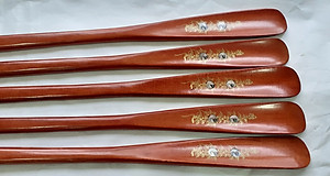 Combo Hai Cây xỏ giầy gỗ khảm hoa văn- dây giưa 70cm- mầu nâu