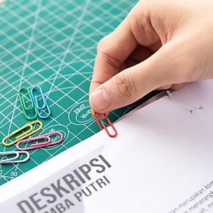 Kim Kẹp Giấy Ghim Vòng 29mm 100/200 Cái Deli - Phù Hợp Học Sinh Văn Phòng - E0024 / 0037