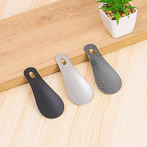 COMBO 2 Muỗng Xỏ Giày 001 Đón Gót Giày Cho Mọi Tư Thế Cho Giày Nam & Nữ Dụng Cụ Mang Giày/ Móc Chìa Khoá Tăng Tuổi Thọ Của Giày - Giao Màu Ngẫu Nhiên