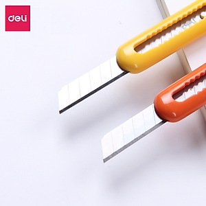 Dao rọc giấy mini nhỏ 80mm Deli - 4 màu Xanh dương/ Cam/ Trắng/ Vàng - 2025