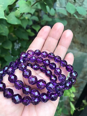 CHIẾC VÒNG TAY NỮ XINH XẮN CHẤT LIỆU 100% ĐÁ THẠCH ANH TÍM LOẠI KIỂU GIÁC  SIZE VÒNG 10MM MẠNG HỎA THỔ  MÀU TÍM ĐẬM ĐẸP XINH TAY LẮM NHE CÁC CHỊ ƠI