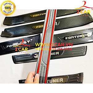 Ốp bậc cửa, nẹp bước chân trong , ngoài xe Fortuner 2017 - 2022 vân carbon cao cấp