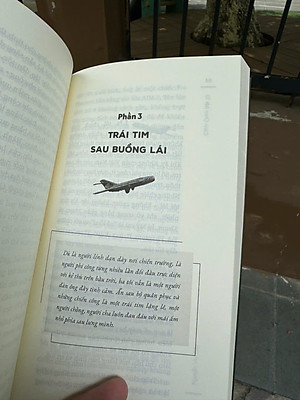 (Bìa mềm, Tặng kèm Bookmark, Postcard) CÁNH CHIM BẤT TỬ - Câu chuyện về người phi công huyền thoại Nguyễn Văn Bảy - Waka