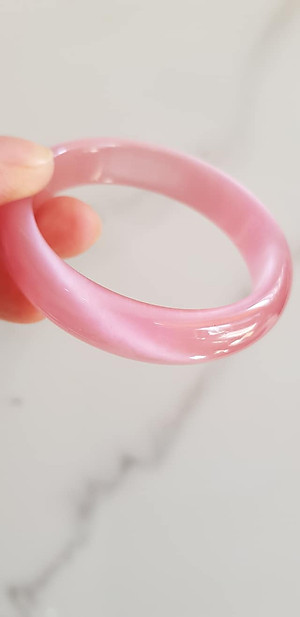 Vòng tay nữ đá mắt mèo hồng bản hẹ mới Ni 53mm x cao 13mm x dầy 7mm nữ 50kg - 57kg đeo màu hồng hồng nhẹ xinh tươi đẹp rẻ lắm chuẩn hợp nữ mệnh hỏa mệnh thổ ạ