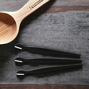 Dao Cạo Lông Mày Cán Dài Kai Groom 38531-HC1161