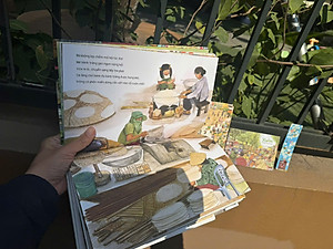 (Tặng kèm tập 5 lì xì, 1 thiệp, 1 bookmark) (Bìa cứng, In màu) XUÂN GỌI BẦU TRỜI NHUỘM NẮNG - Quỳnh Hương, Mía Studio - Slowbooks