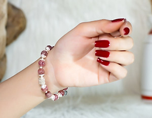 Vòng tay phong thủy Thạch anh dâu tây mix đá Đào hoa cho mạng Hỏa - Thổ, đá thiên nhiên AAAA