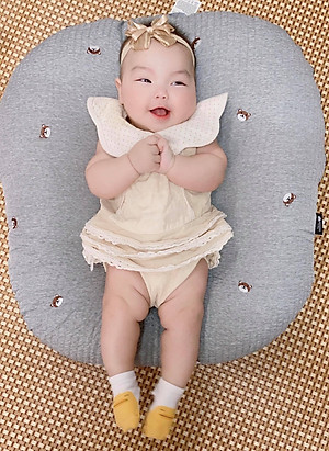 Gối chống trào ngược cho bé Rototo Bebe chữ C cao cấp, chất liệu đặc biệt Ripple gợn sóng (Ghi họa tiết gấu)