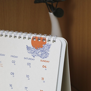 Lịch để bàn 2026 AO+ bản giới hạn có lịch âm in họa tiết hoa văn vốn cổ AA625