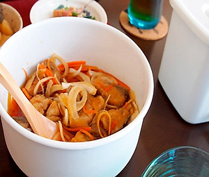 Hộp nhựa Nakaya 1.1L dùng để hâm nóng & nấu nướng thức ăn trong lò vi sóng ( Hộp tròn giao màu ngẫu nhiên ) - made in Japan