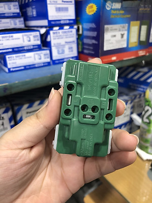 Ổ cắm đôi Panasonic WEV-1582SW dòng Wide, có màng che và dây nối đất - Hàng chính hãng