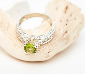 Nhẫn bạc đá peridot ni 17 mệnh hỏa, mộc - Ngọc Quý Gemstones