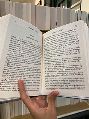 Sách - Robinson Crusoe by Daniel Defoe | Classic Literature / Ngoại văn Nhập khẩu - Bìa cứng