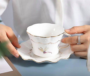 BỘ BÌNH THỦY TINH PHA TRÀ HOA KÈM ĐẾ CHÂM NẾN, 6 CỐC, KHAY ĐĨA SỨ XƯƠNG CAO CẤP VÀ GIÁ TREO KIM LOẠI MẠ VÀNG - ANTH685 ( GIAO HOA VĂN NGẪU NHIÊN )