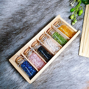 Set 06 lọ đá Thạch Anh vụn thiên nhiên gồm 06 màu khác nhau kèm hộp gỗ
