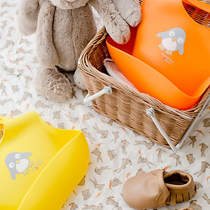 Bộ 2 Yếm Ăn Dặm Kích Thích Ngon Miệng NatureBond Cao Cấp, Chất Liệu SiliCone Thực Phẩm, An Toàn Cho Bé, Loại Yếm Có Máng, 2 Màu Hấp Dẫn, Kèm Túi Đựng Chống Thấm Nước