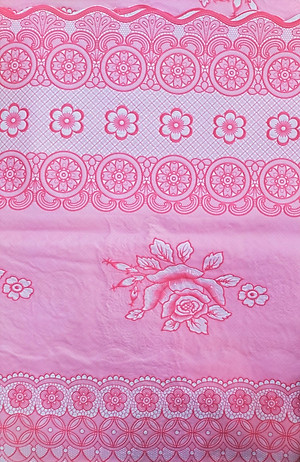 KHĂN TRẢI BÀN PAULEE 856B - HOA VĂN HỒNG - 150 CM X 264 CM - KHÔNG THẤM NƯỚC