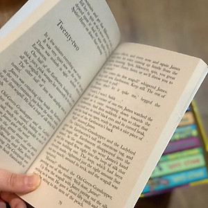 Sách James and the Giant Peach (Roald Dahl, Illustrated by Quentin Blake)