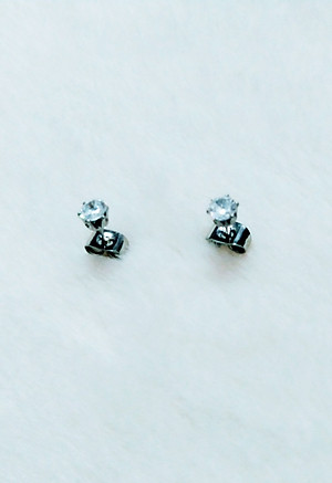 Bông tai nam màu trắng