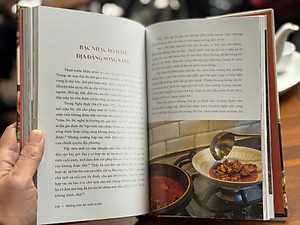 (Bìa cứng) NHỮNG MÓN ĂN NUÔI TA LỚN – Nguyễn Mạnh Hùng, Phạm Trung Tuyến, Nguyễn Hoàng Diệu Thuỷ – Nhã Nam