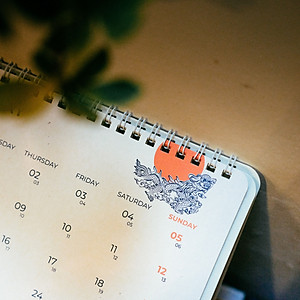 Lịch để bàn 2026 AO+ bản giới hạn có lịch âm in họa tiết hoa văn vốn cổ AA625