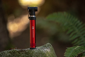 Bơm cầm tay mini tích hợp 2 chế độ áp suất cao & thể tích lớn Crankbrothers Gem S