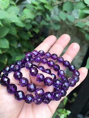 CHIẾC VÒNG TAY NỮ XINH XẮN CHẤT LIỆU 100% ĐÁ THẠCH ANH TÍM LOẠI KIỂU GIÁC  SIZE VÒNG 10MM MẠNG HỎA THỔ  MÀU TÍM ĐẬM ĐẸP XINH TAY LẮM NHE CÁC CHỊ ƠI