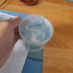 Hộp 100 đầu lọc thuốc cao cấp nhựa dẻo bảo vệ sức khỏe, màu giao ngẫu nhiên 