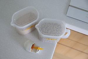 Hộp thực phẩm có tay cầm Nakaya 1000ml,  nắp bằng nhựa PE mềm dẻo, khả năng chịu được nhiệt từ -20~ 70°C- nội địa Nhật Bản