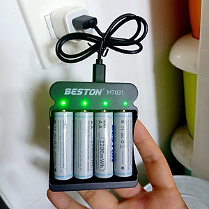 Bộ 4 pin sạc AA Beston 2200mwh chuẩn 1.5V kèm sạc M7031 mẫu mới Sạc nhanh Tự ngắt- Hãng nhập khẩu