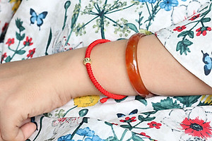 Vòng Kết Dây Đỏ Charm Bi 8Ly Bạc Bọc Vàng 24K Ngọc Quý Gemstones GA158