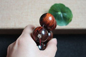 Set Vòng đeo tay Gỗ Sưa đỏ tự nhiên, kèm hộp đựng lót lụa