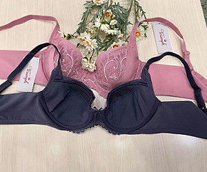 Áo lót ren nâng ngực Triumph Sculpt Feather 0118 có gọng, mút mỏng họa tiết ren thêu hoa, bản lưng to tạo dáng ngực hoàn hảo