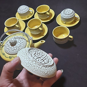 Bộ Ấm Uống trà Bát Tràng Cao Cấp mẫu TRỤ TRÒN có chân đế – Bình trà Hoa văn nổi sần kiểu ĐẤT NẺ cực đẹp – Màu Vàng Gold - 1 ấm, 6 ly, 7 dĩa – Chân Đế Ngăn va chạm mặt bàn, chống bám nước