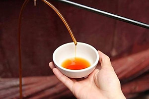 Nước mắm nhĩ cá cơm gia truyền Chánh Đức 50 độ đạm, sánh đặc cốt cá, ủ chượp thùng gỗ cùng muối tinh khiết, sạch sẽ, không chất bảo quản