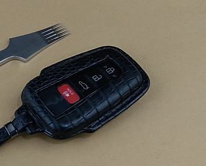 Bao da ép phom Handmade bọc chìa khóa xe ô tô TOYOTA da cá sấu sang trọng