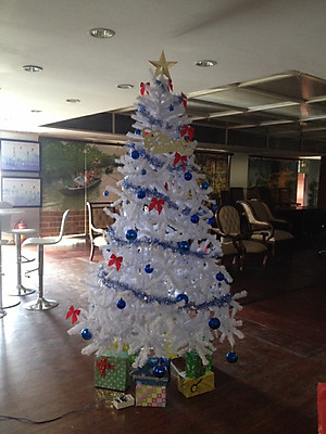 Cây thông noel màu trắng cao 210cm - Đế sắt tán dày và đẹp, cây thông chắc chắn và dể tháo lắp