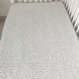 Tấm lót chống thấm bỏ bỉm size 70x130cm