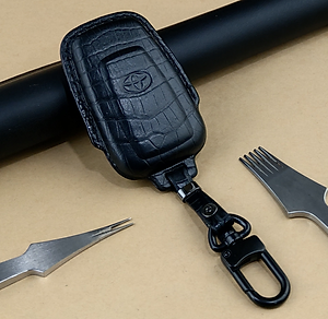 Bao da ép phom Handmade bọc chìa khóa xe ô tô TOYOTA da cá sấu sang trọng