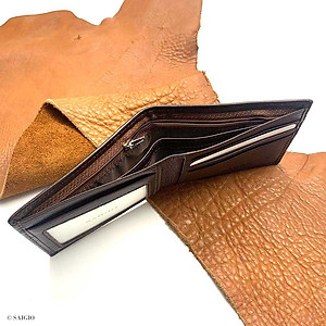 Bóp Nam Mini Nhỏ Gọn, Da Bò NAPA Mềm Mại - Vân Tự Nhiên, Thiết Kế Cổ Điển, Đơn Giản - Mỏng Nhẹ, Dáng Ngang - Gập 2, Đựng Tiền và Thẻ ATM Tiện Dụng - Hàng Chính Hãng SAIGIO