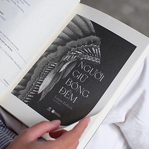 Sách Người Giữ Bóng Đêm