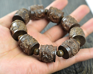 Bộ Vòng Tay Phong Thủy Trầm Mộc, Gỗ Trầm Hương tự nhiên, Điêu khắc hình phong thủy, Kèm hộp đựng lót lụa.