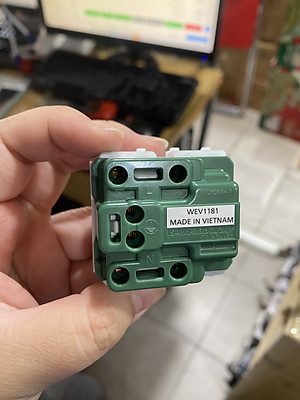 Ổ cắm đơn 3 chấu Panasonic WEV1181SW Wide có màng che, cắm nhanh - Hàng chính hãng