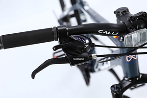 Xe đạp thể thao CALLI 1600 Pro Khung hợp kim nhôm cao cấp, có 2 kích cỡ lựa chọn phù hợp với người cao 1m44 trở lên