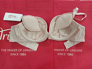 Áo lót nữ nâng ngực tạo khe, cúp ngang có gọng Triumph 695-025 đệm mút vừa giúp nâng và định hình ngực tối đa, dây vai có thể tháo rời