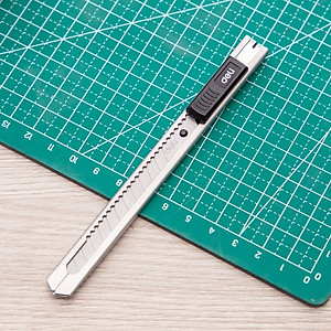 Dao rọc giấy Deli chất liệu kim loại với lưỡi thép SK5, 1 cái - 2058